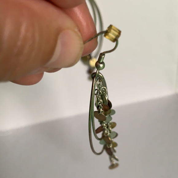 Vintage teardrop light metallic dangling earrings - Picture 2 of 8